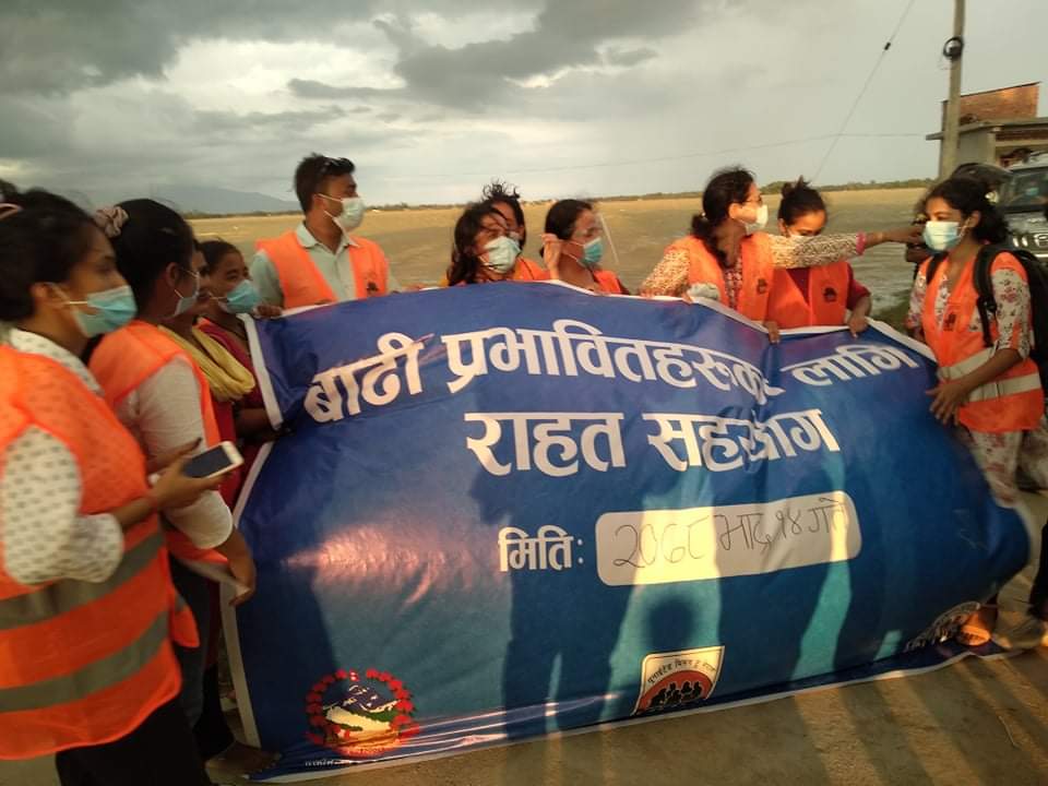 यु. एम. एन. र सुनवल सामुदायिक केन्द्रद्वारा बाढीबाट बिस्थापित २०६ घर परिवारलाई राहत बितरण