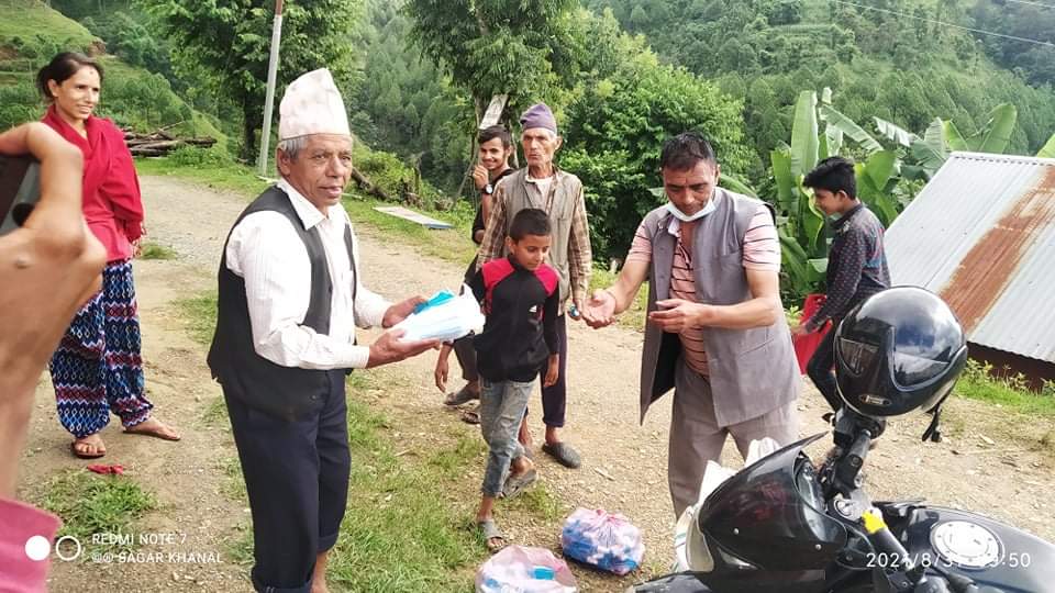 खनदहमा समाजसेवी रोमाहर्ष खनालद्धारा मास्क र सेनिटाइजर बितरण