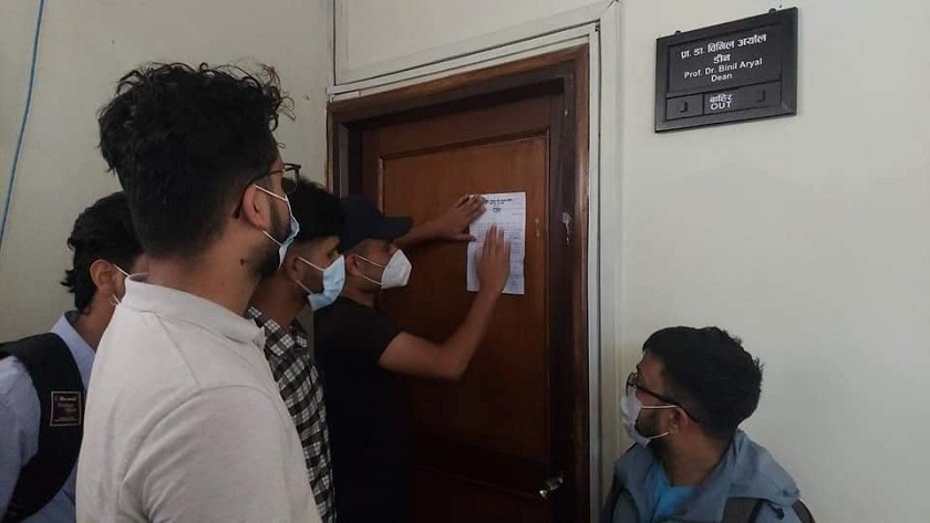त्रिविको डिन कार्यालयमा विद्यार्थीले गरे तालाबन्दी