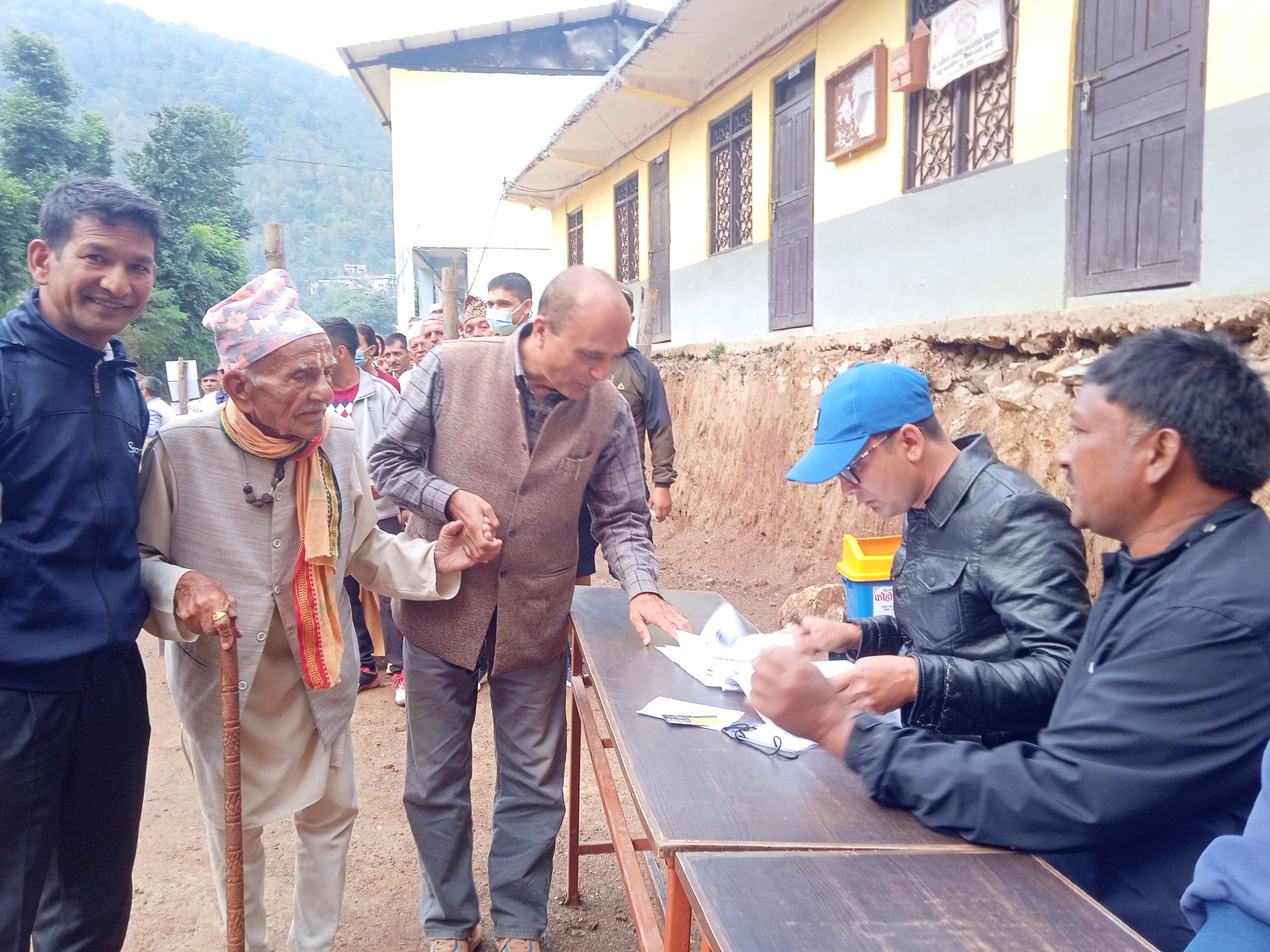 जेष्ठ नागरिक द्वारा मतदान गरि रेसुङ्गा नगरपालिकाको मतदान सुरु