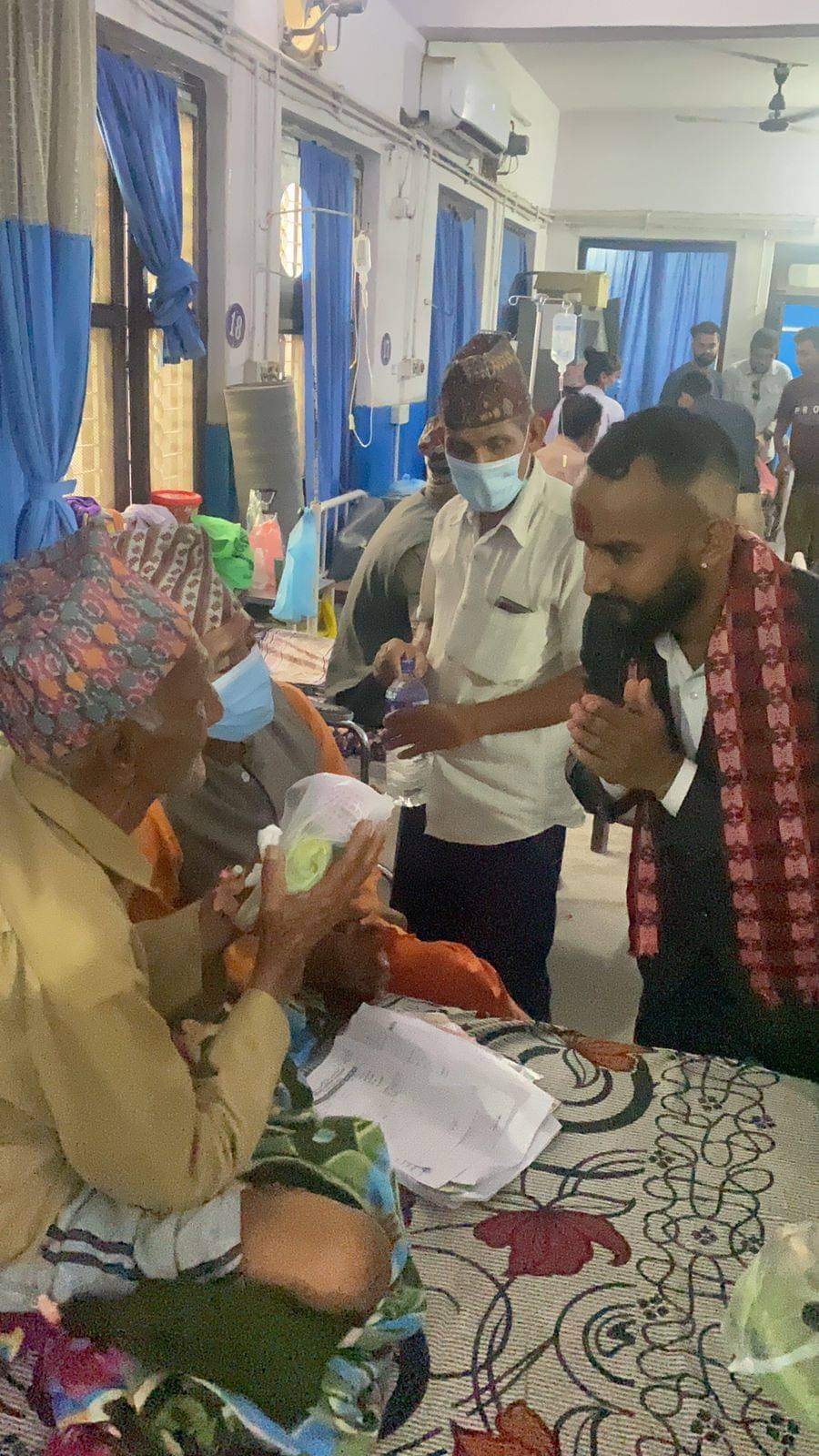 बिरामीलाई फलफूल वितरण गरि मनाए जन्मदिन
