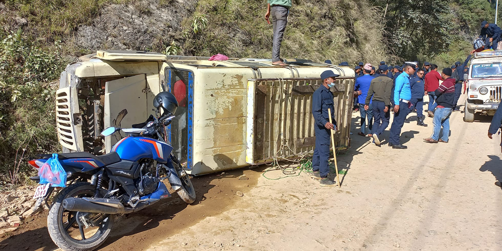 गुल्मीबाट अर्घाखाँची जाँदै गरेको जिप दुर्घटना हुँदा ४ जना घाइते