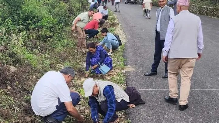 रेसुङ्गाको सौन्दर्यकरणका लागि पुष्प एवं बृक्ष रोपण