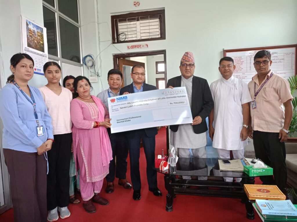 नेपाल इन्भेस्टमेन्ट मेगा बैंक द्वारा लक्ष्मी कोइरालालाई विमा बापतको रकम हस्तान्तरण