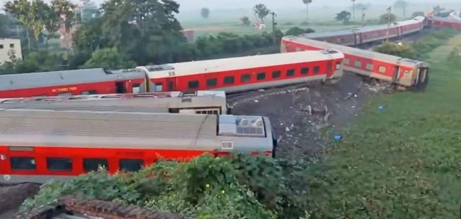 भारत रेल दुर्घटना हुँदा ६ जनाको मृत्यु, १०० जना घाइते