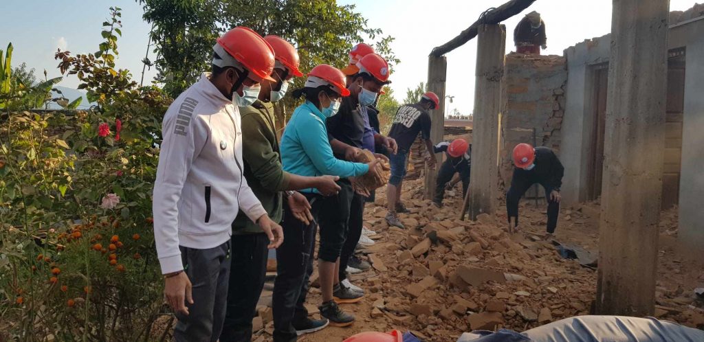 भूकम्प प्रभावित क्षेत्रको पुनर्निमाणमा जुट्यो अनेरास्ववियू