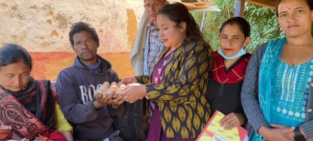 जनप्रतिनिधि पोषण सामाग्री लिएर सुत्केरी भेट्न घरमै