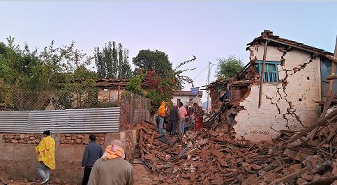 गुल्मी एमालेले गर्दैछ  भूकम्प पीडितलाई सहयोग