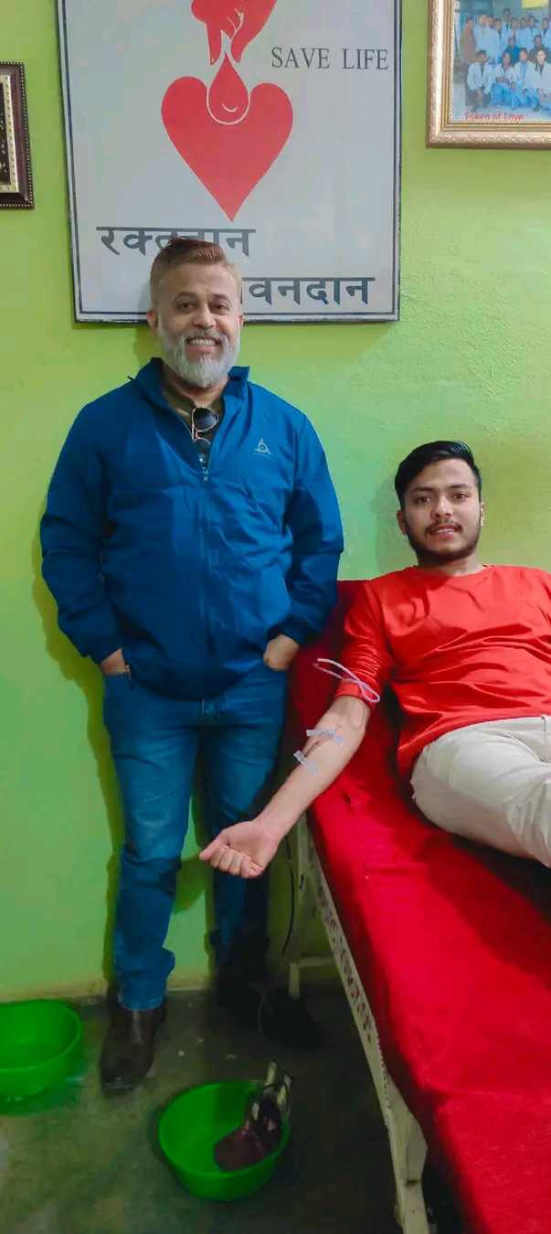 अखिल क्रान्तिकारीका विद्यार्थी नेता खत्रीले गरे जन्मदिनमा रक्तदान