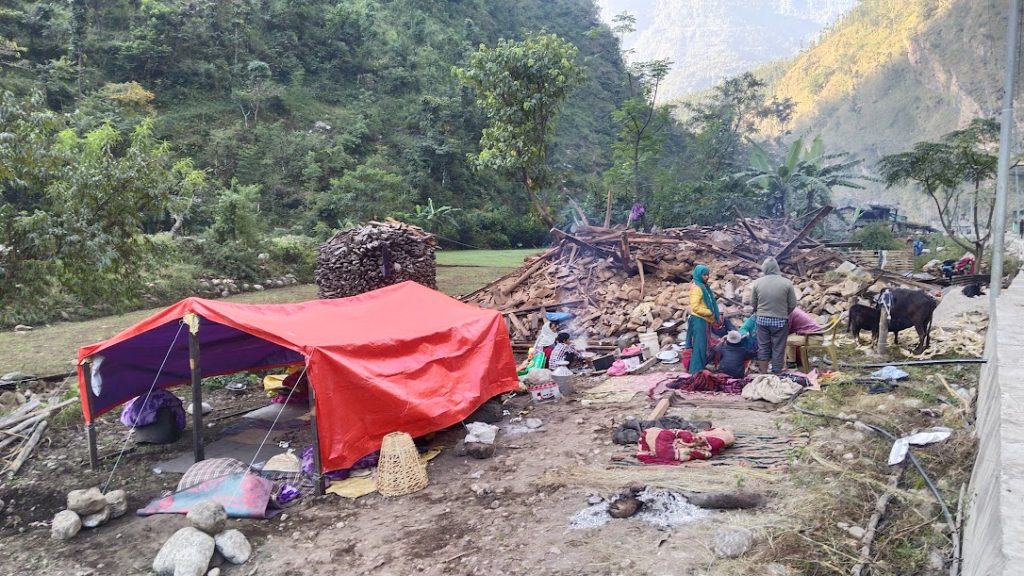भूकम्प पीडितका लागि तरुण दलले बनायो ७२ अस्थायी आवास