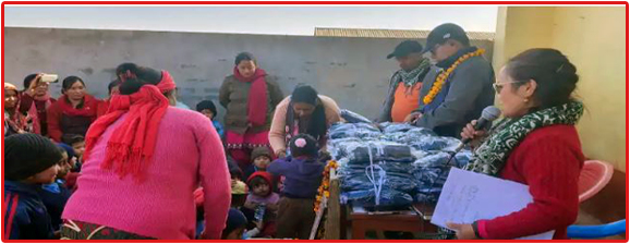 एक दाम्पतिले विवाह वर्षगाँठको अवसरमा विपन्न विद्यार्थीलाई सहयोग