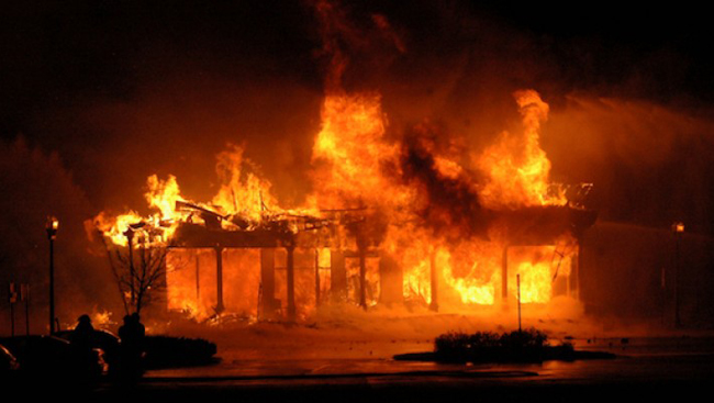 विद्युतको तारबाट खरबारीमा लागेको आगोले १ घर जलेर नष्ट
