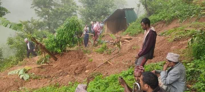 भुकम्पमा जोगिएको सिंगो परिवार पहिरोले लग्यो