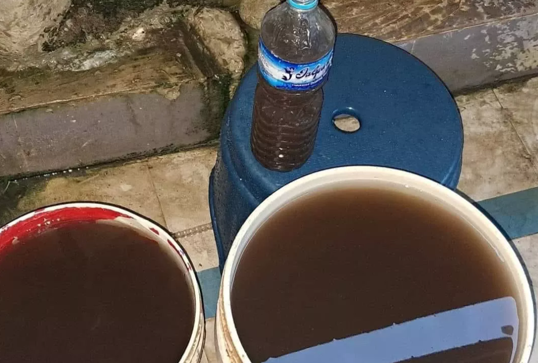 मायादेवी खानेपानीले वितरण गरेको पिउने पानीमा लेदो भेटियो