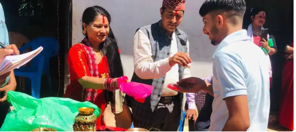 तीजमा दुध उत्पादन गर्ने ५३ महिलालाई कपडा उपहार