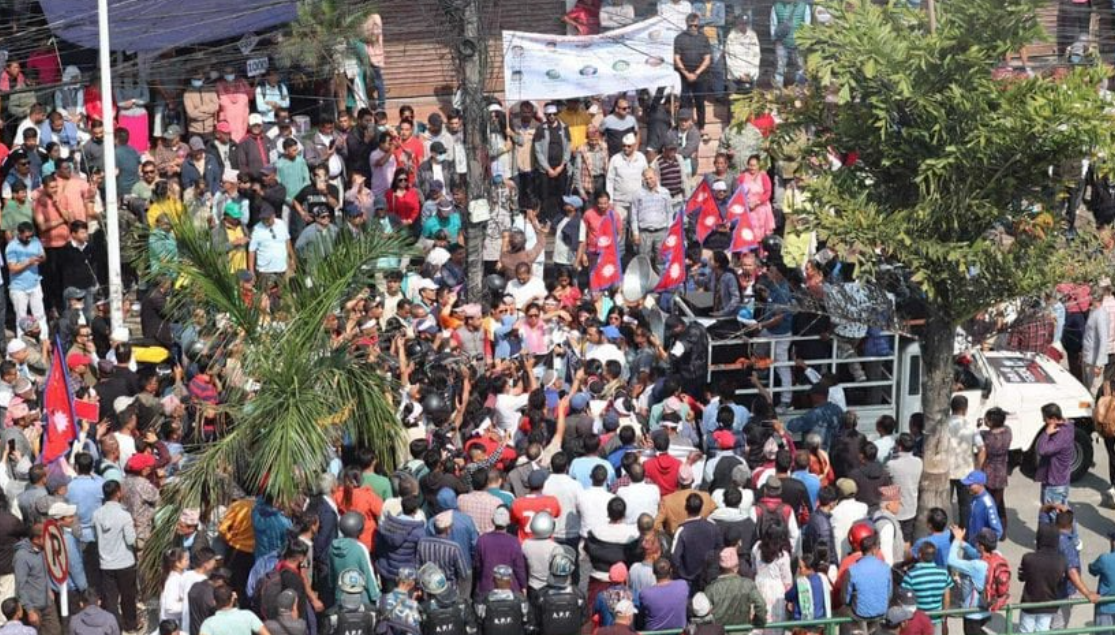 रवि र छविको म्याद थप सम्बन्धी बहस हुँदै गर्दा समर्थक र पीडितको छुट्टाछुट्टै प्रदर्शन