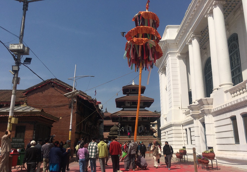 बसन्तपुरमा चीर ठड्याएर गरियो होलीको विधिवत सुरुवात