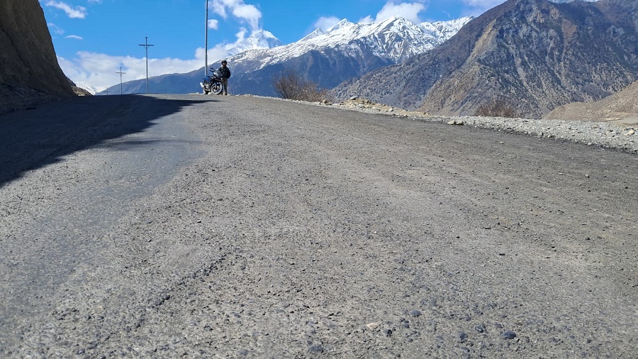 मुस्ताङको घरपझोङ सडकमा कमसल कालोपत्र