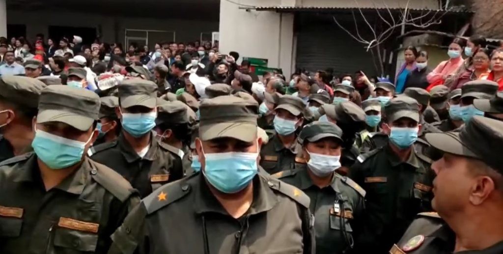 प्रमुख प्रशासकीय अधिकृत गुरागाईंलाई रोक्न महानगर प्रहरी परिचालन, कर्मचारीको विरोध
