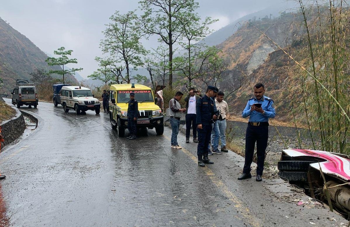 काठमाडौँबाट रामेछाप जाँदै गरेको यात्रुवाहक बस रोशीमा दुर्घटना