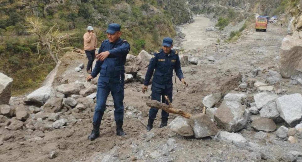 वर्षाका कारण कर्णाली राजमार्ग अवरुद्ध
